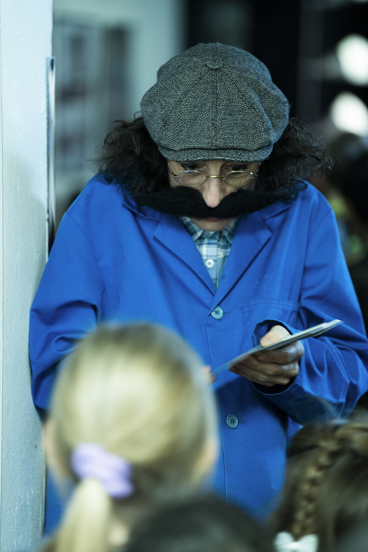 Verena Simeoni
Clownerie · Performance · Konzeptentwicklung
Theater an der Schnittstelle von Humor, Körper und gesellschaftlicher Reflexion.
KRAPOLDI Festival · ROTE NASEN Clowndoctors · queere Kinderstücke