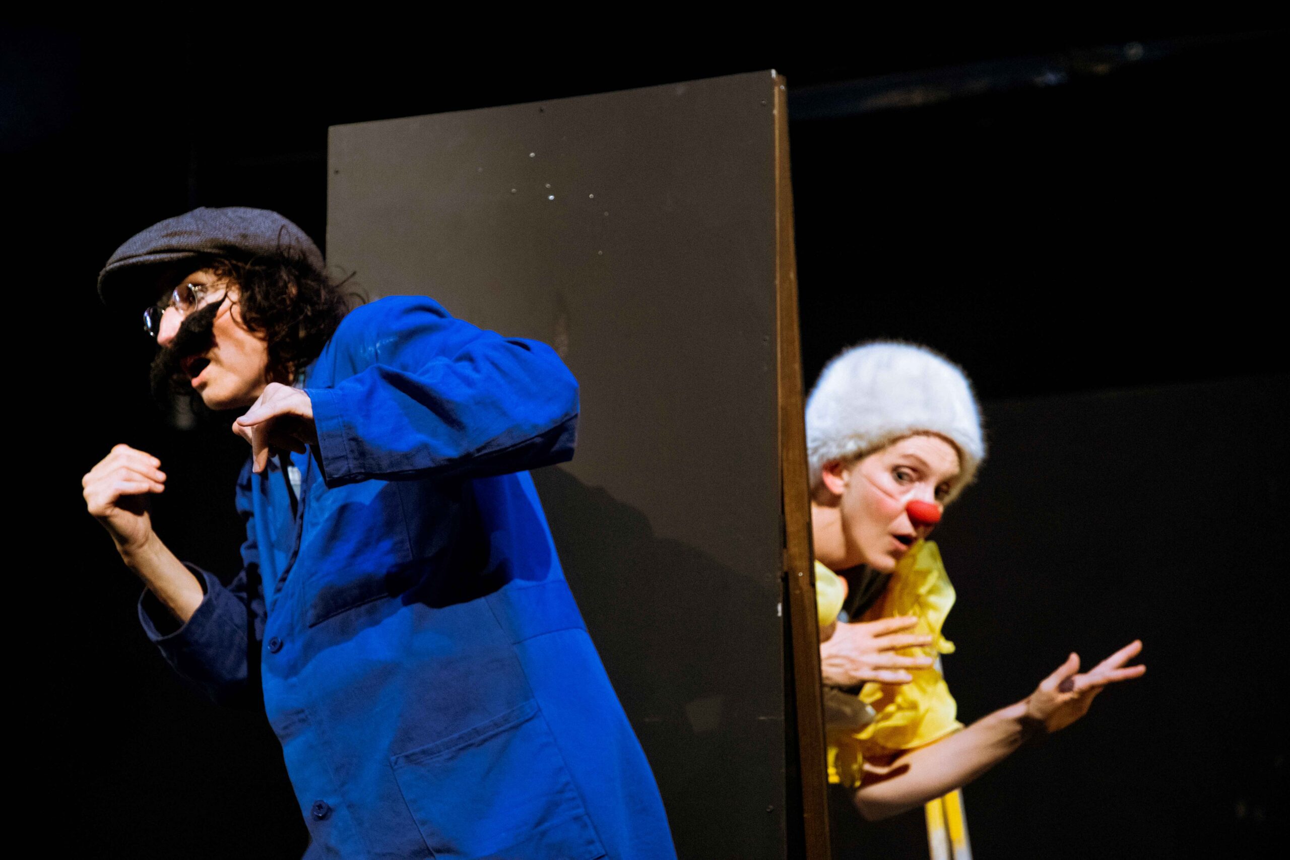 Verena Simeoni · Clownerie regie und stückentwicklung personage und körpersprache mentoring und künstlerische begleitung Theater an der Schnittstelle von Humor, Körper und gesellschaftlicher Reflexion.