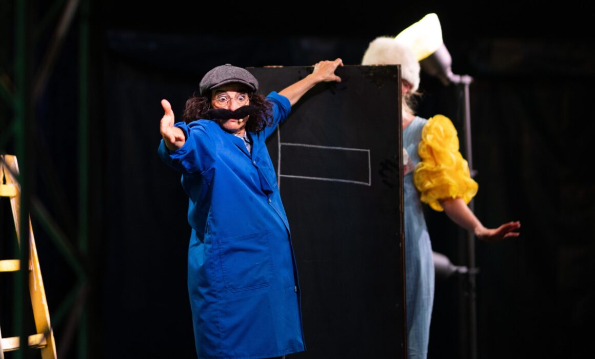 Verena Simeoni · Clownerie · Performance · Konzeptentwicklung Theater an der Schnittstelle von Humor, Körper und gesellschaftlicher Reflexion. KRAPOLDI Festival · ROTE NASEN Clowndoctors · queere Kinderstücke Verena Simeoni · Clownerie · Performance · Konzeptentwicklung Theater an der Schnittstelle von Humor, Körper und gesellschaftlicher Reflexion. KRAPOLDI Festival · ROTE NASEN Clowndoctors · queere Kinderstücke