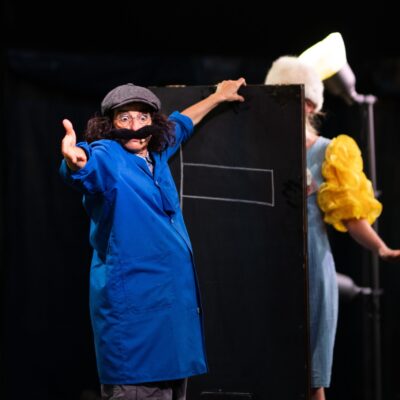 Verena Simeoni · Clownerie · Performance · Konzeptentwicklung Theater an der Schnittstelle von Humor, Körper und gesellschaftlicher Reflexion. KRAPOLDI Festival · ROTE NASEN Clowndoctors · queere Kinderstücke Verena Simeoni · Clownerie · Performance · Konzeptentwicklung Theater an der Schnittstelle von Humor, Körper und gesellschaftlicher Reflexion. KRAPOLDI Festival · ROTE NASEN Clowndoctors · queere Kinderstücke