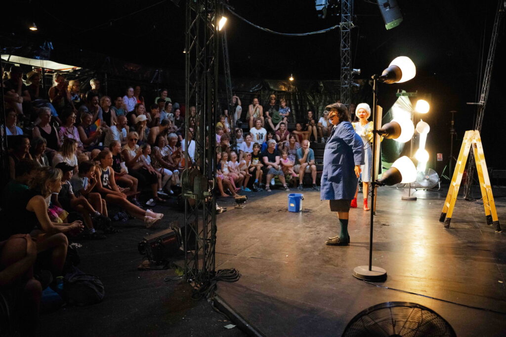 Bewegliche Puppenspieler auf der Bühne bei Verena Simeoni, Kinder- und Familienprogramm.