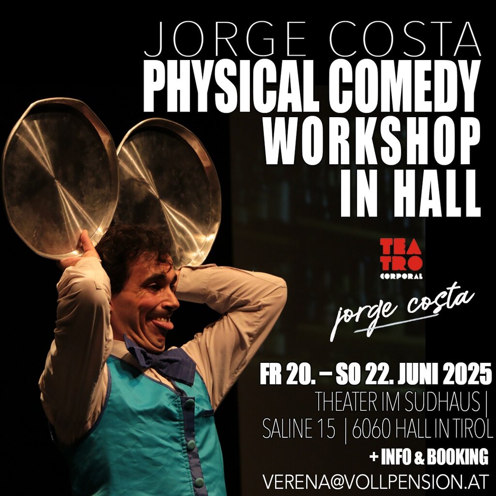 Lachender Mann mit Balancierstöcken, steht im Theater, Werbung für einen Comedy-Workshop.