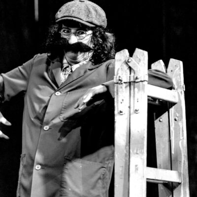 Verena Simeoni · Clownerie · Performance · Konzeptentwicklung Theater an der Schnittstelle von Humor, Körper und gesellschaftlicher Reflexion. KRAPOLDI Festival · ROTE NASEN Clowndoctors · queere Kinderstücke Verena Simeoni · Clownerie · Performance · Konzeptentwicklung Theater an der Schnittstelle von Humor, Körper und gesellschaftlicher Reflexion. KRAPOLDI Festival · ROTE NASEN Clowndoctors · queere Kinderstücke